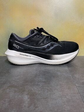 Saucony Triumph 20 Women's Black/White Running Shoes Size 8